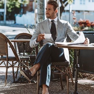 Comment porter un blazer gris pour un style elégantes: Choisis un blazer gris et un pantalon de costume bleu canard pour dégager classe et sophistication. Termine ce look avec une paire de slippers en cuir marron foncé.