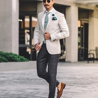Comment porter une cravate verte: L'association d'un blazer gris et d'une cravate verte peut te démarquer de la foule. Complète ce look avec une paire de mocassins à pampilles en daim marron.