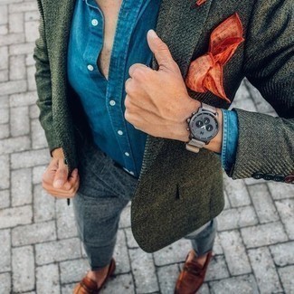 Comment porter un blazer vert foncé avec des slippers en cuir tabac pour un style elégantes en automne: Associe un blazer vert foncé avec un pantalon de costume bleu pour un look pointu et élégant. Une paire de slippers en cuir tabac est une option judicieux pour complèter cette tenue. Nous adorons vraiment beaucoup cette tenue qui respire bon l'automne.