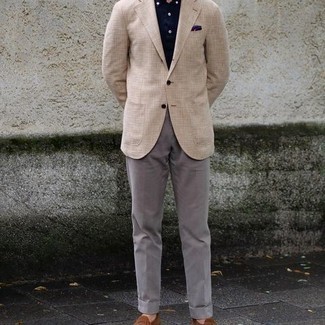 Comment porter un blazer marron clair avec des slippers en daim marron à 30 ans: Associe un blazer marron clair avec un pantalon de costume gris pour un look classique et élégant. Assortis ce look avec une paire de slippers en daim marron.