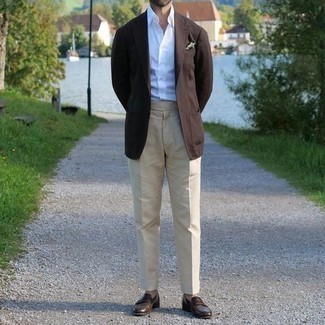 Comment porter un blazer marron avec un pantalon de costume beige: Pense à harmoniser un blazer marron avec un pantalon de costume beige pour un look pointu et élégant. Complète ce look avec une paire de slippers en cuir marron foncé.