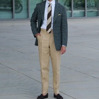 Des mocassins à pampilles à porter avec un blazer olive à 30 ans: L'association d'un blazer olive et d'un pantalon de costume marron clair peut te démarquer de la foule. Assortis ce look avec une paire de mocassins à pampilles.