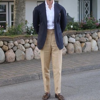 Des slippers à porter avec un blazer bleu: Associe un blazer bleu avec un pantalon de costume beige pour un look pointu et élégant. Complète ce look avec une paire de slippers.
