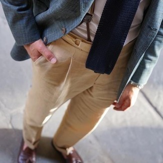 Comment porter un blazer bleu: Essaie d'associer un blazer bleu avec un pantalon de costume marron clair pour un look classique et élégant. Une paire de mocassins à pampilles en cuir marron s'intégrera de manière fluide à une grande variété de tenues.