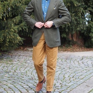 Comment porter un blazer vert foncé avec un pantalon de costume tabac: Associe un blazer vert foncé avec un pantalon de costume tabac pour un look pointu et élégant. Une paire de mocassins à pampilles en daim tabac est une option judicieux pour complèter cette tenue.