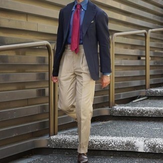 Comment porter une cravate rouge: Harmonise un blazer bleu marine avec une cravate rouge pour un look pointu et élégant. Si tu veux éviter un look trop formel, termine ce look avec une paire de slippers en cuir marron foncé.
