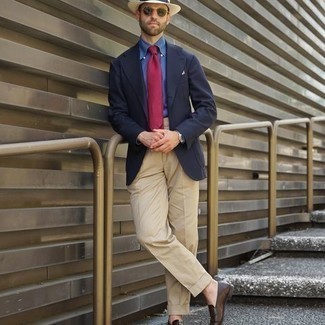 Comment porter une cravate rouge: Essaie de marier un blazer bleu marine avec une cravate rouge pour un look classique et élégant. Si tu veux éviter un look trop formel, opte pour une paire de slippers en cuir marron foncé.