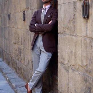 Comment porter une cravate à carreaux grise: Pense à opter pour un blazer bordeaux et une cravate à carreaux grise pour une silhouette classique et raffinée. Cette tenue se complète parfaitement avec une paire de slippers en daim marron.