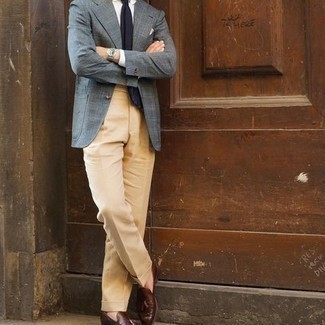 Comment porter des mocassins à pampilles marron: Associe un blazer écossais gris avec un pantalon de costume marron clair pour dégager classe et sophistication. Assortis ce look avec une paire de mocassins à pampilles marron.