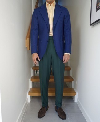 Comment porter un blazer bleu avec des mocassins à pampilles en daim marron quand il fait chaud: Associe un blazer bleu avec un pantalon de costume vert foncé pour un look classique et élégant. Cet ensemble est parfait avec une paire de mocassins à pampilles en daim marron.