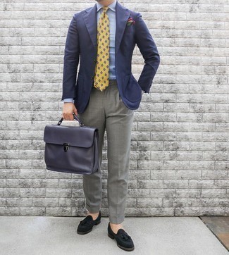 Comment porter une cravate jaune: Opte pour un blazer bleu marine avec une cravate jaune pour un look classique et élégant. Une paire de mocassins à pampilles en daim noirs est une option astucieux pour complèter cette tenue.