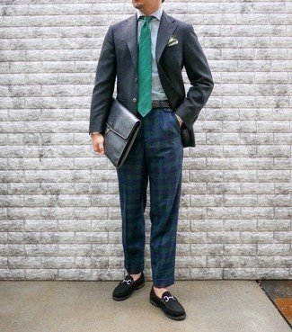 Comment porter un blazer gris foncé: Associe un blazer gris foncé avec un pantalon de costume écossais bleu marine et vert pour un look classique et élégant. Une paire de slippers en daim bleu marine est une option astucieux pour complèter cette tenue.