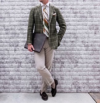 Comment porter un blazer vert foncé avec des slippers en daim tabac: Fais l'expérience d'un style élégant et raffiné avec un blazer vert foncé et un pantalon de costume beige. Cette tenue est parfait avec une paire de slippers en daim tabac.