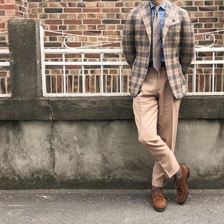 Comment porter un blazer en laine écossais marron clair: Associe un blazer en laine écossais marron clair avec un pantalon de costume marron clair pour un look classique et élégant. Cet ensemble est parfait avec une paire de chaussures derby en daim marron.
