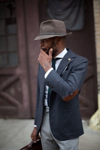 Comment porter un blazer gris pour un style elégantes à 30 ans: Harmonise un blazer gris avec un pantalon de costume en laine gris pour dégager classe et sophistication.