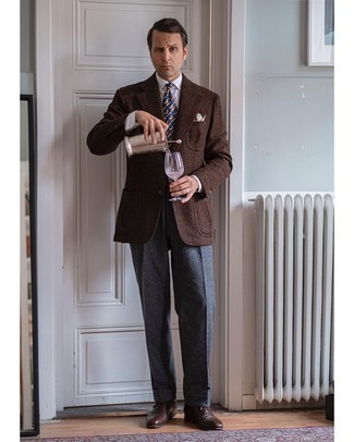 Comment porter une cravate imprimée marron après 40 ans: Pense à porter un blazer en laine en pied-de-poule marron et une cravate imprimée marron pour une silhouette classique et raffinée. Jouez la carte classique pour les chaussures et opte pour une paire de chaussures richelieu en cuir marron foncé.