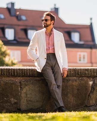 Comment porter un blazer blanc pour un style elégantes: Pense à porter un blazer blanc et un pantalon de costume gris pour dégager classe et sophistication. Cette tenue se complète parfaitement avec une paire de slippers en cuir noirs.
