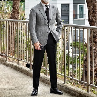 Comment porter un pantalon de costume noir: Associe un blazer en laine gris avec un pantalon de costume noir pour un look classique et élégant. Cette tenue est parfait avec une paire de chaussures derby en cuir noires.