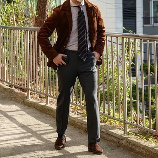 Comment porter un blazer en velours côtelé marron: Essaie d'associer un blazer en velours côtelé marron avec un pantalon de costume gris foncé pour un look classique et élégant. Cette tenue est parfait avec une paire de slippers en daim marron.