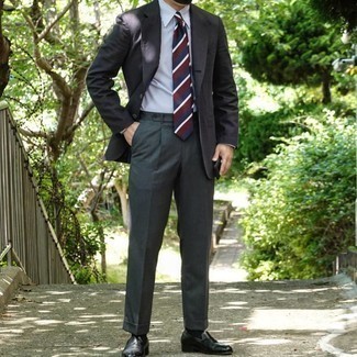 Comment porter une cravate à rayures horizontales multicolore: Pense à associer un blazer gris foncé avec une cravate à rayures horizontales multicolore pour un look classique et élégant. Une paire de slippers en cuir noirs est une option génial pour complèter cette tenue.