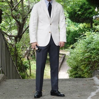 Comment porter un blazer blanc: Associe un blazer blanc avec un pantalon de costume bleu marine pour une silhouette classique et raffinée. Une paire de slippers en cuir noirs est une option judicieux pour complèter cette tenue.