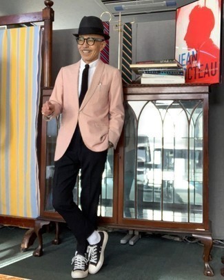 Comment porter des baskets basses en toile noires et blanches après 60 ans: Associe un blazer rose avec un pantalon de costume noir pour un look pointu et élégant. D'une humeur audacieuse? Complète ta tenue avec une paire de baskets basses en toile noires et blanches.