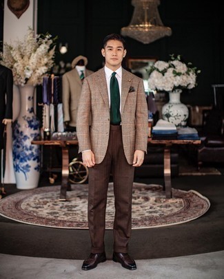 Comment porter une cravate vert foncé à 30 ans: Choisis un blazer en laine en pied-de-poule marron clair et une cravate vert foncé pour un look classique et élégant. Une paire de chaussures derby en cuir marron foncé est une option judicieux pour complèter cette tenue.