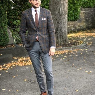 Comment porter une cravate marron: Essaie d'associer un blazer en laine écossais gris foncé avec une cravate marron pour une silhouette classique et raffinée. Cette tenue est parfait avec une paire de chaussures richelieu en cuir tabac.