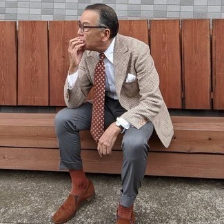 Comment porter un blazer en laine beige: Essaie d'harmoniser un blazer en laine beige avec un pantalon de costume gris pour un look pointu et élégant. Complète ce look avec une paire de slippers en daim marron.