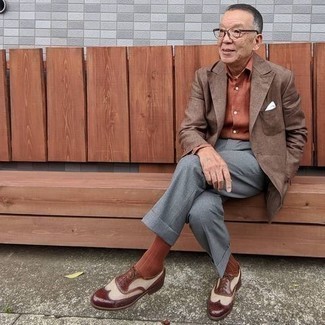 Comment porter une chemise de ville avec un blazer après 60 ans: Harmonise un blazer avec une chemise de ville pour une silhouette classique et raffinée. Cet ensemble est parfait avec une paire de chaussures brogues en cuir marron.