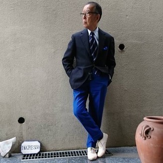 Un blazer à porter avec un pantalon de costume bleu après 60 ans: Essaie d'associer un blazer avec un pantalon de costume bleu pour un look pointu et élégant. Une paire de baskets basses en toile blanches apportera un joli contraste avec le reste du look.