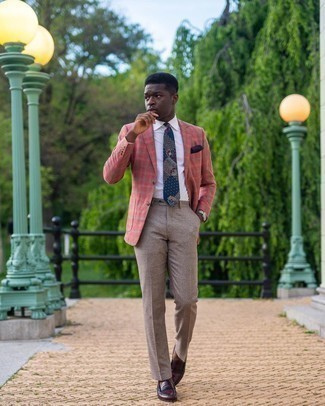 Comment porter un blazer rose: Essaie de marier un blazer rose avec un pantalon de costume en laine marron pour un look pointu et élégant. Une paire de slippers en cuir bordeaux est une option judicieux pour complèter cette tenue.