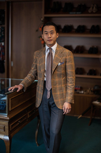 Comment porter une cravate marron: Harmonise un blazer en vichy marron clair avec une cravate marron pour dégager classe et sophistication.