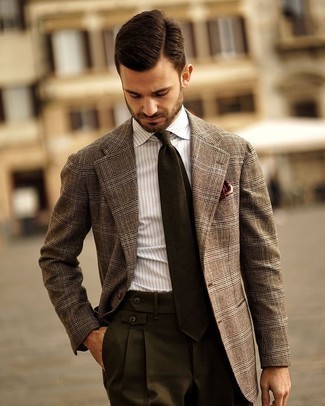 Comment porter un blazer en laine écossais marron foncé: Essaie de marier un blazer en laine écossais marron foncé avec un pantalon de costume vert foncé pour dégager classe et sophistication.