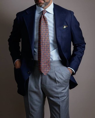 Comment porter une cravate imprimée moutarde: Essaie d'harmoniser un blazer bleu marine avec une cravate imprimée moutarde pour un look classique et élégant.
