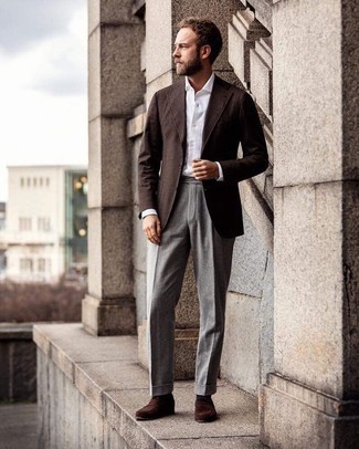 Comment porter un pantalon de costume gris: Pense à opter pour un blazer en laine marron foncé et un pantalon de costume gris pour un look classique et élégant. Une paire de slippers en daim marron foncé est une option astucieux pour complèter cette tenue.