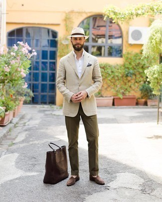 Comment porter un chapeau de paille blanc: Associe un blazer en lin beige avec un chapeau de paille blanc pour une tenue idéale le week-end. Apportez une touche d'élégance à votre tenue avec une paire de slippers en daim marron.