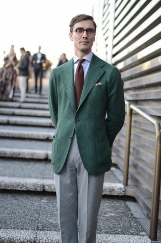 Comment porter un pantalon de costume en laine gris foncé: Pense à associer un blazer en laine vert foncé avec un pantalon de costume en laine gris foncé pour une silhouette classique et raffinée.