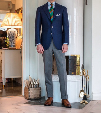 Comment porter une cravate à rayures horizontales vert menthe: Pense à marier un blazer bleu marine avec une cravate à rayures horizontales vert menthe pour un look classique et élégant. Si tu veux éviter un look trop formel, termine ce look avec une paire de bottines chukka en cuir marron.