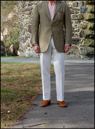 Tenue: Blazer en laine olive, Chemise de ville à rayures verticales orange, Pantalon de costume blanc, Slippers en daim tabac