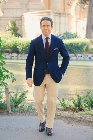 Comment porter une cravate en tricot marron: Choisis un blazer bleu marine et une cravate en tricot marron pour dégager classe et sophistication. Assortis ce look avec une paire de chaussures richelieu en cuir marron foncé.