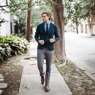 Comment porter un blazer en denim bleu: Porte un blazer en denim bleu et un pantalon de costume écossais gris pour une silhouette classique et raffinée. Une paire de chaussures brogues en cuir marron est une option avisé pour complèter cette tenue.