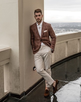 Comment porter un blazer écossais marron: Harmonise un blazer écossais marron avec un pantalon de costume beige pour un look classique et élégant. Termine ce look avec une paire de mocassins à pampilles en daim marron.