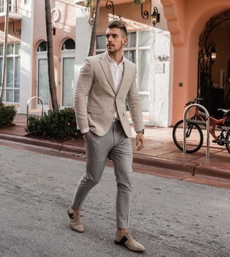 Comment porter un blazer beige: Pense à associer un blazer beige avec un pantalon de costume gris pour un look classique et élégant. Une paire de chaussures richelieu en daim beiges est une option judicieux pour complèter cette tenue.