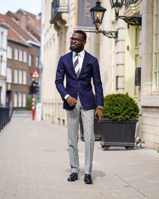 Comment porter un blazer bleu marine à 30 ans: Pense à associer un blazer bleu marine avec un pantalon de costume écossais gris pour un look classique et élégant. Une paire de mocassins à pampilles en cuir noirs est une option parfait pour complèter cette tenue.