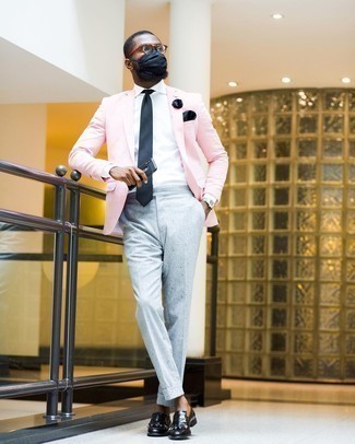 Comment porter un blazer rose: Opte pour un blazer rose avec un pantalon de costume gris pour un look pointu et élégant. Une paire de slippers en cuir à franges noirs est une option avisé pour complèter cette tenue.