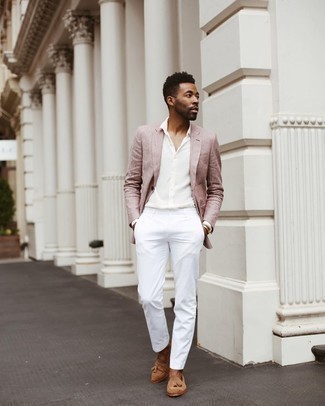 Comment porter un blazer rose: Opte pour un blazer rose avec un pantalon de costume blanc pour un look classique et élégant. Une paire de mocassins à pampilles en daim marron clair est une option judicieux pour complèter cette tenue.