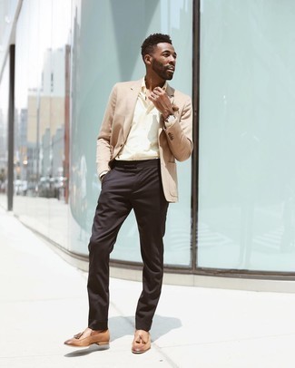 Comment porter des slippers en cuir beiges en été: Opte pour un blazer marron clair avec un pantalon de costume noir pour un look pointu et élégant. Cette tenue se complète parfaitement avec une paire de slippers en cuir beiges. Cette tenue est une belle inspiration pour l'été.