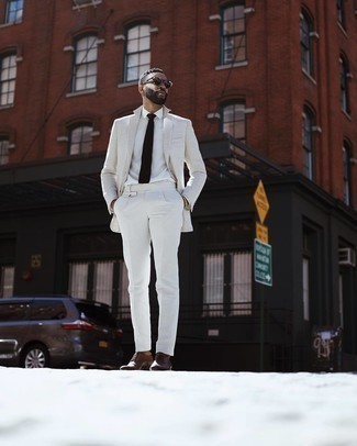Comment porter un blazer beige: Opte pour un blazer beige avec un pantalon de costume blanc pour un look classique et élégant. Assortis ce look avec une paire de chaussures richelieu en cuir marron foncé.