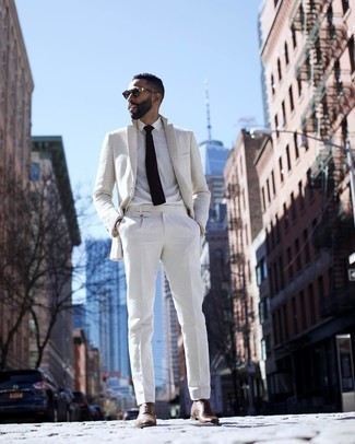 Comment porter un blazer beige: Pense à opter pour un blazer beige et un pantalon de costume blanc pour un look classique et élégant. Une paire de chaussures richelieu en cuir marron est une option parfait pour complèter cette tenue.